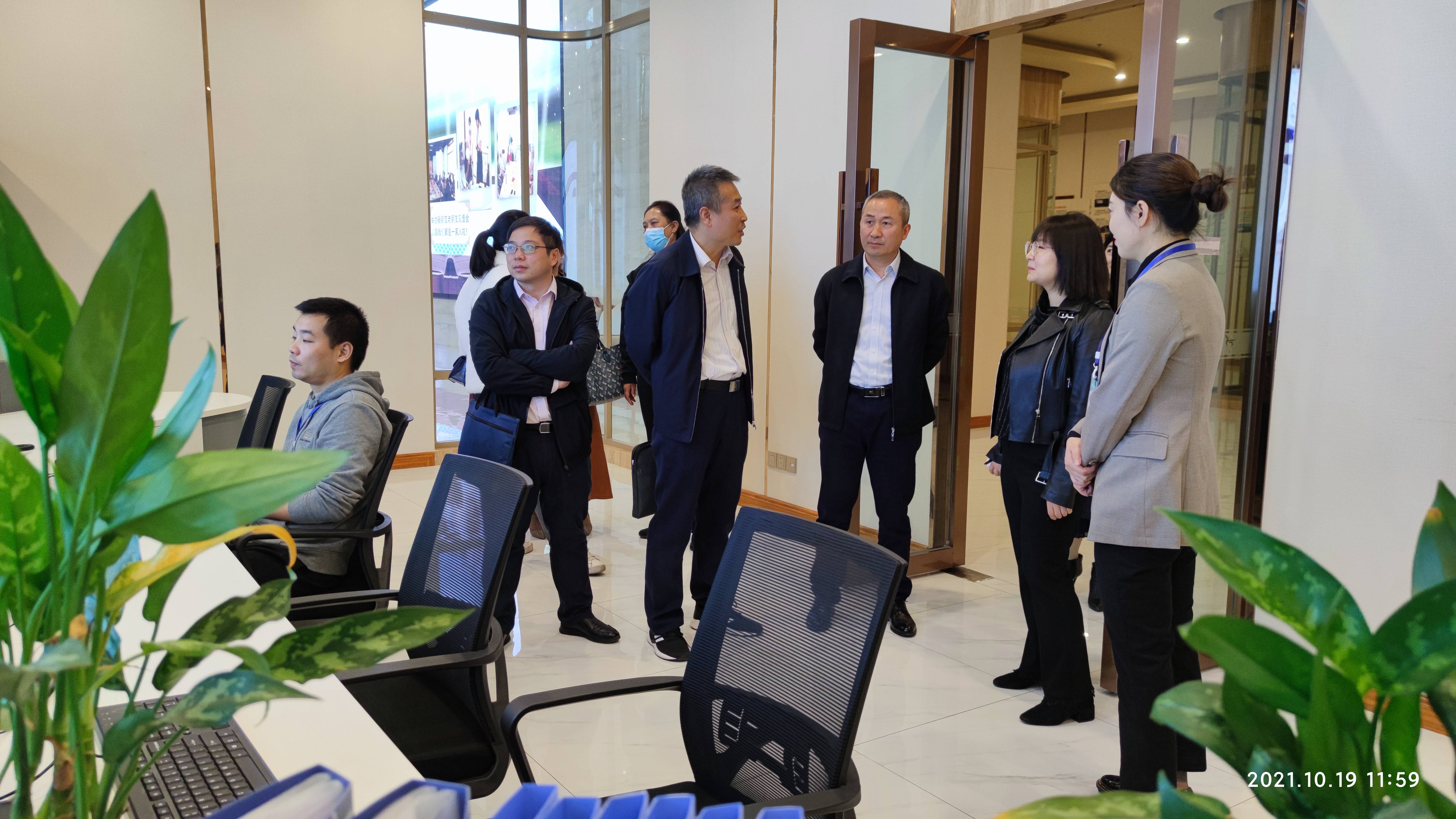 市財政局、民政局領導到春江酒城嘉苑視察瀘州智慧養老服務平臺 